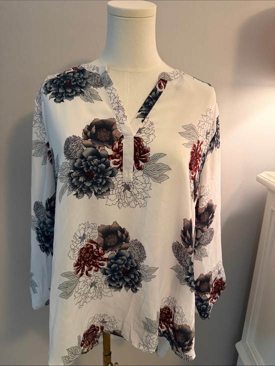 Daniel Rainn Tops - Daniel Rainn White Tunic Top with Red & Gray Floral Print